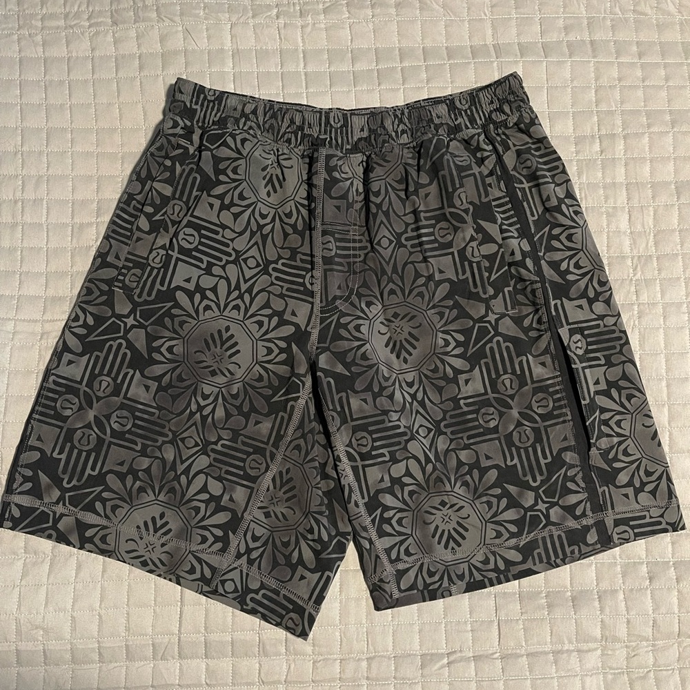 Rare Lululemon Hawaiian Mens (with liner) short. Medium.